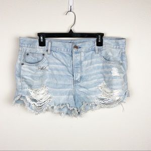Tomgirl shortie Light wash distressed denim shorts